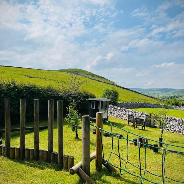 Playground with a view.Lots of children this weekend enjoying our facilities. #kidsholiday #familyholiday #familybreaks #peakdistrict #wheeldontreescottages #highwheeldon #wheeldontrees #earlsterndale #buxton #derbyshire #views #landscapephotography