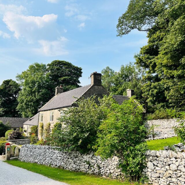 Monday morning and it’s a full house at Wheeldon. We hope the week is kind to you, the weather is bearable and the is wine delicious.#monday #mondaymotivation #mondaymood #peakdistrict #holidaycottages #englishcountrycottages #countrylife #countryside #countryliving #escapetothecountryuk #countryhome #countrycottage #highwheeldon #uniquedistrict