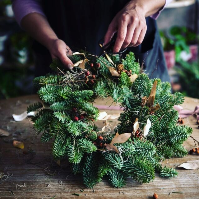 Thinking of a weekend away in December? We’re delighted to welcome expert gardener Carol Harris to Wheeldon Trees who will be running free wreath-making sessions for guests. You can read more on our website - link on our stories today.Why not make a weekend of it by booking a @feelgoodpamperco treatment and visiting @chatsworthofficial at Christmas.#wreathmaking #christmas #christmasinthepeaks #peakdistrictchristmas #highwheeldonsummit #highwheeldon #buxton