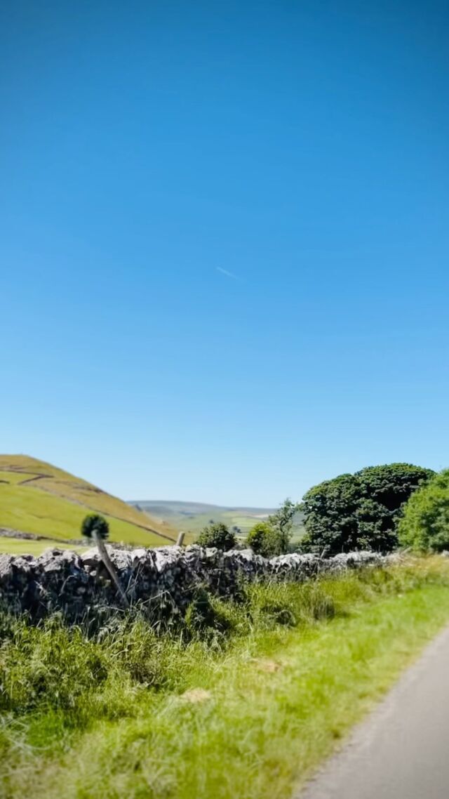 Blue skies and country roads. Just the best.#peakdistrict #peakdistrictnationalpark #derbyshire #wheeldontrees #wheeldontreescottages #countrycottages #englishcountryside #roadtrip #roadtripping #roadtrips