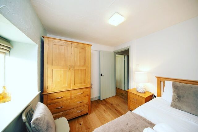 Tuesday sunshine in Nadin Cottage. Fully refurbished in December 2022.#highwheeldon #peakdistrict #derbyshire #derbyshirelife #peakdistrictnationalpark #uniquedistrict #holidaycottage #wheeldontreescottages