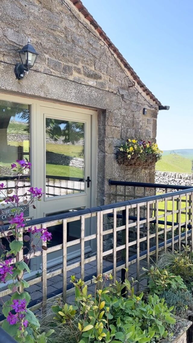 Just a stunning #peakdistrict day mixed with music from #janeausten #prideandprejudice film. The perfect combination.#darcy #janeaustenfan #janeaustenbooks #holidaycottages #derbyshire #derbyshirelife #luxurycottages #stunningviews #englishsummer